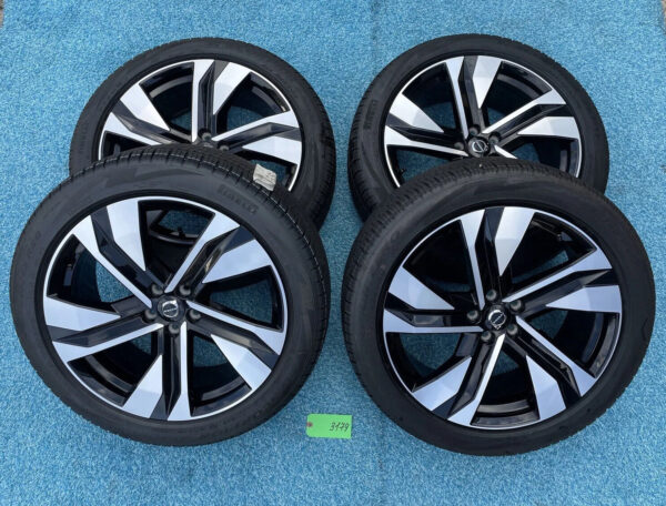 Volvo XC40 20” Wheels and Tires Pirelli 245/45R20 Date 2023 NEW SET